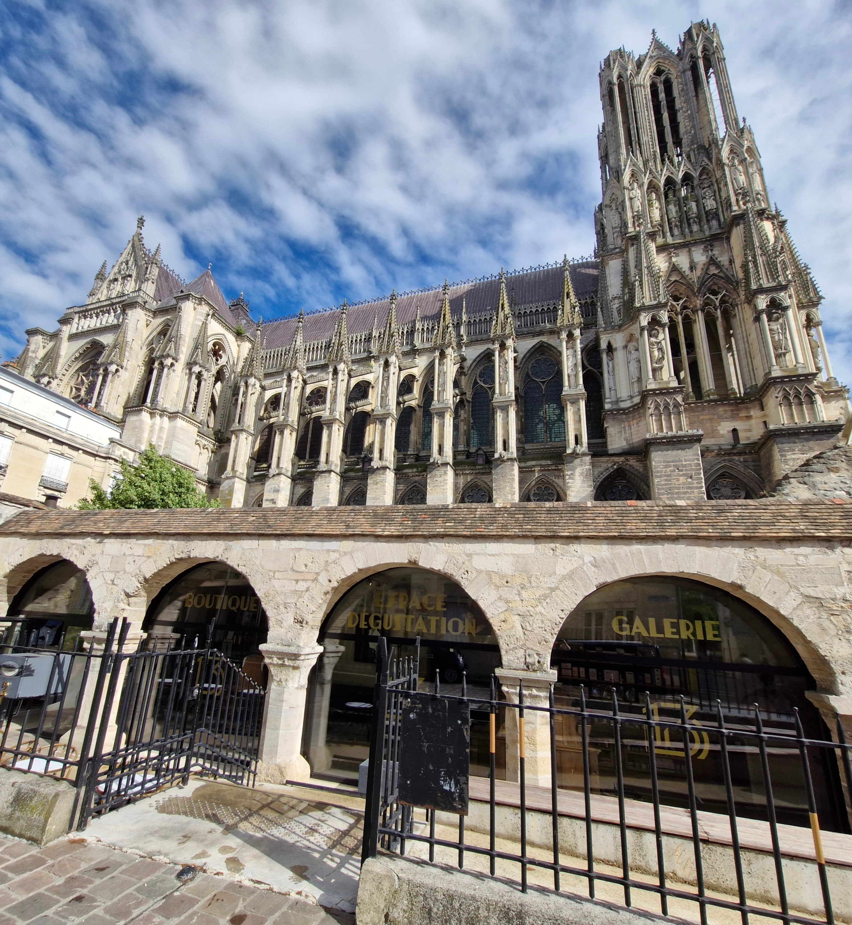 Porte d'entrée Art Déco de la maison TRESOR au pied de la Cathédrale de Reims