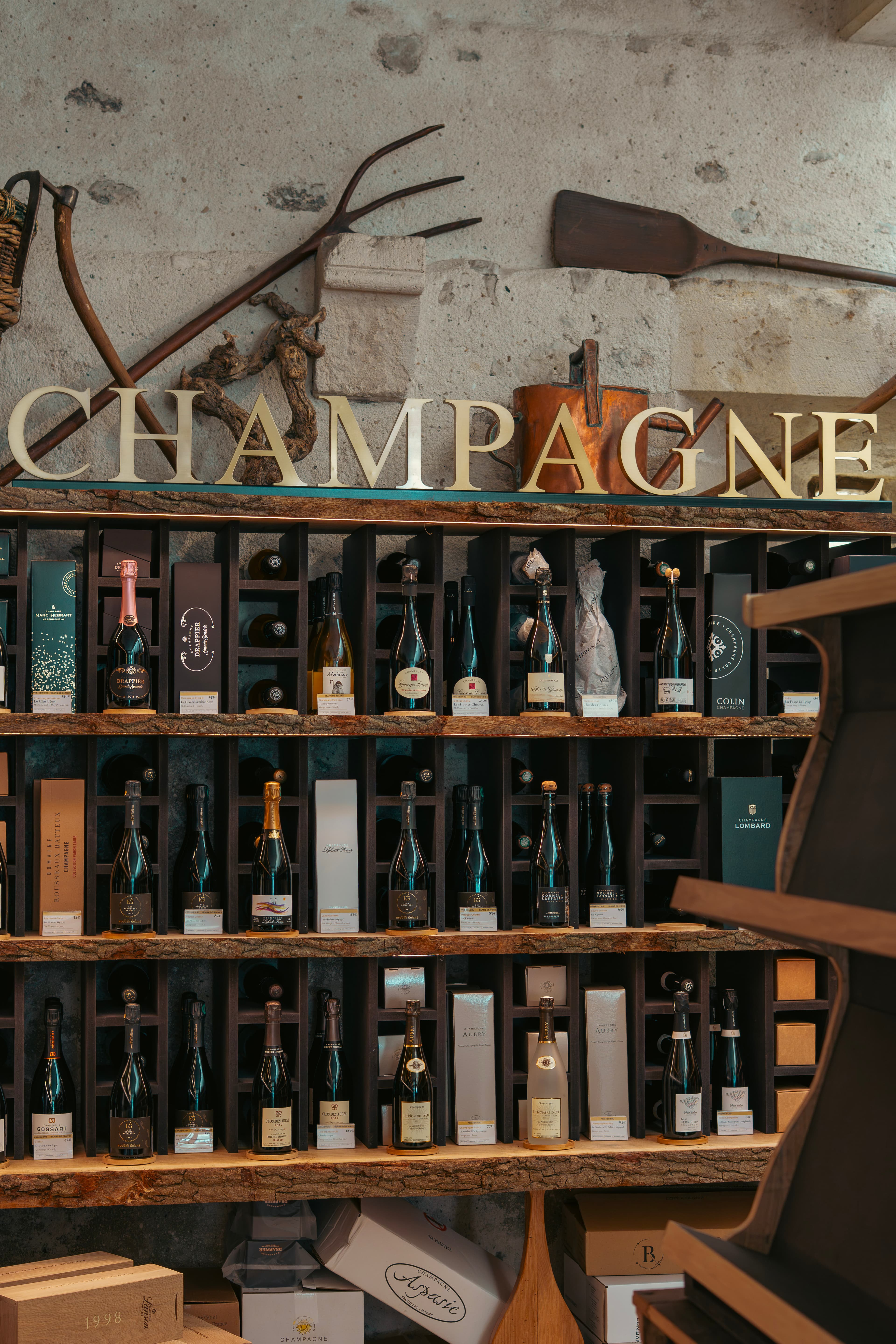 Bouteilles de champagne alignées dans la cave