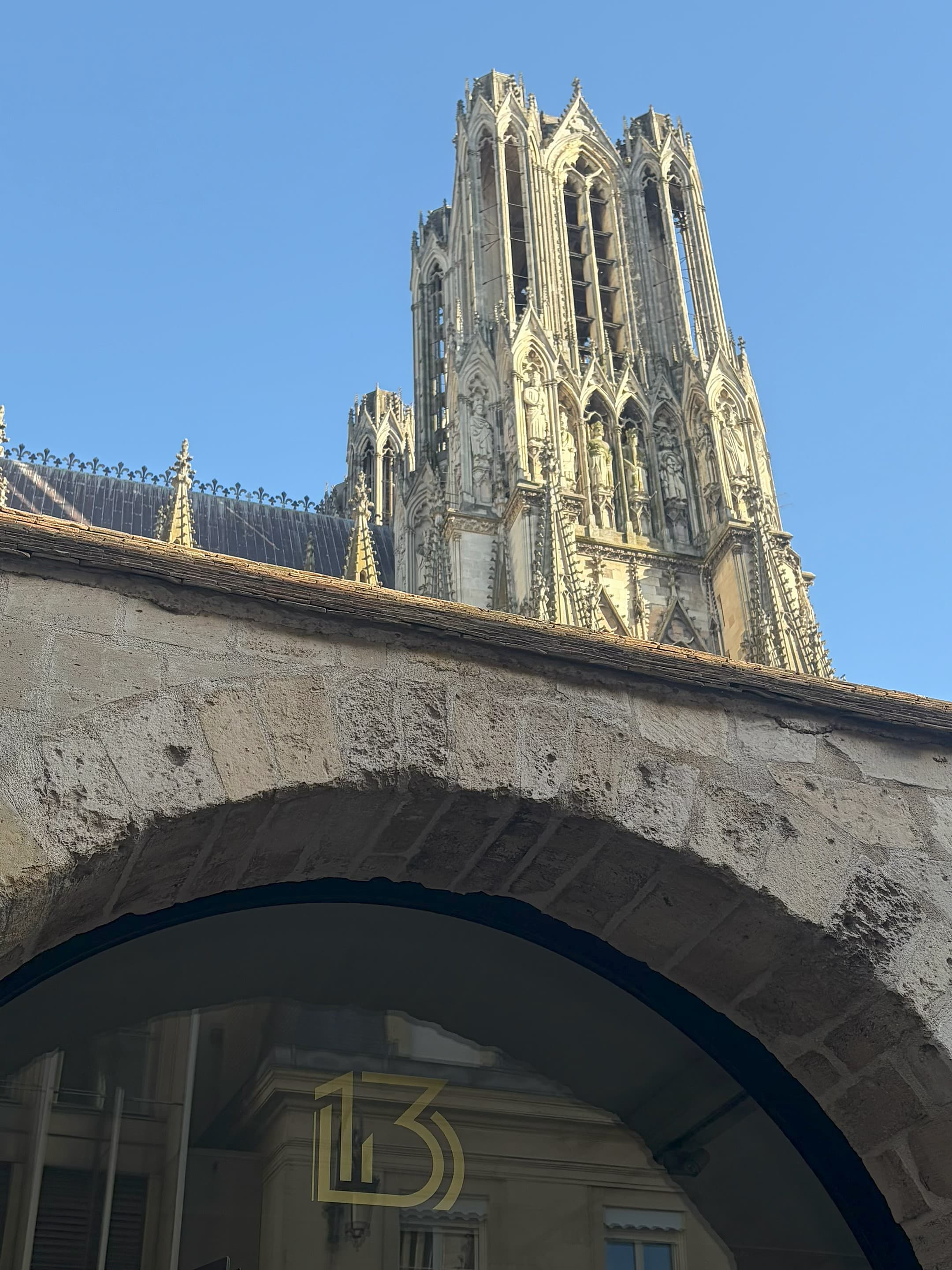 Bar privatisé à la chandelle, coupes alignées sur le comptoir au pied de la Cathédrale